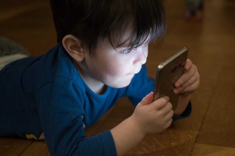 3 utili strategie per regolare il rapporto tra bambini e tecnologia